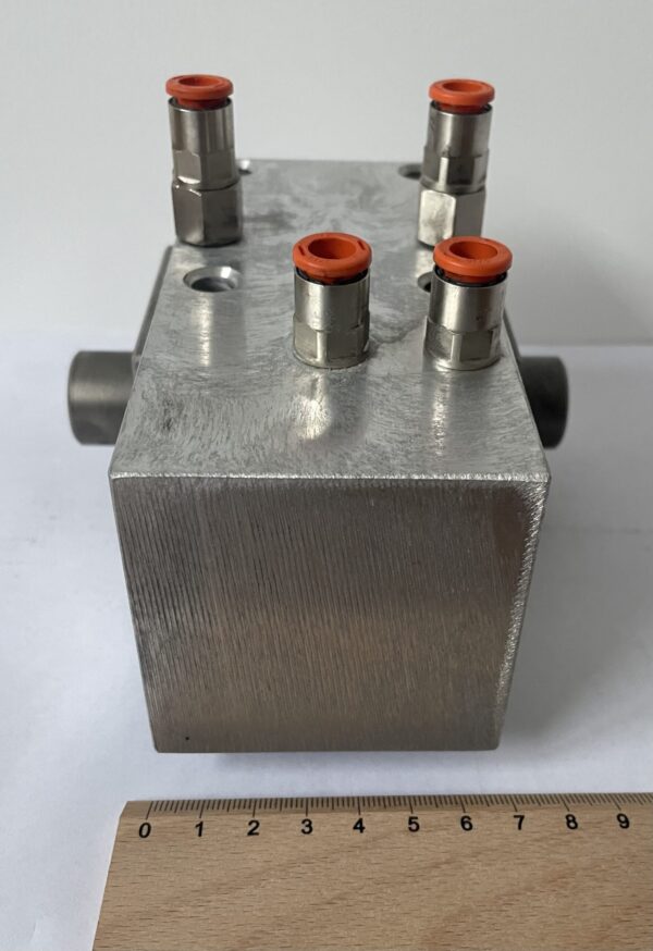 Actuator pressing the right, complete block