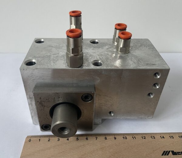Actuator pressing the right, complete block
