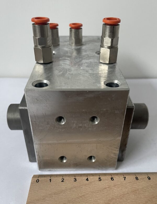 Actuator pressing the right, complete block